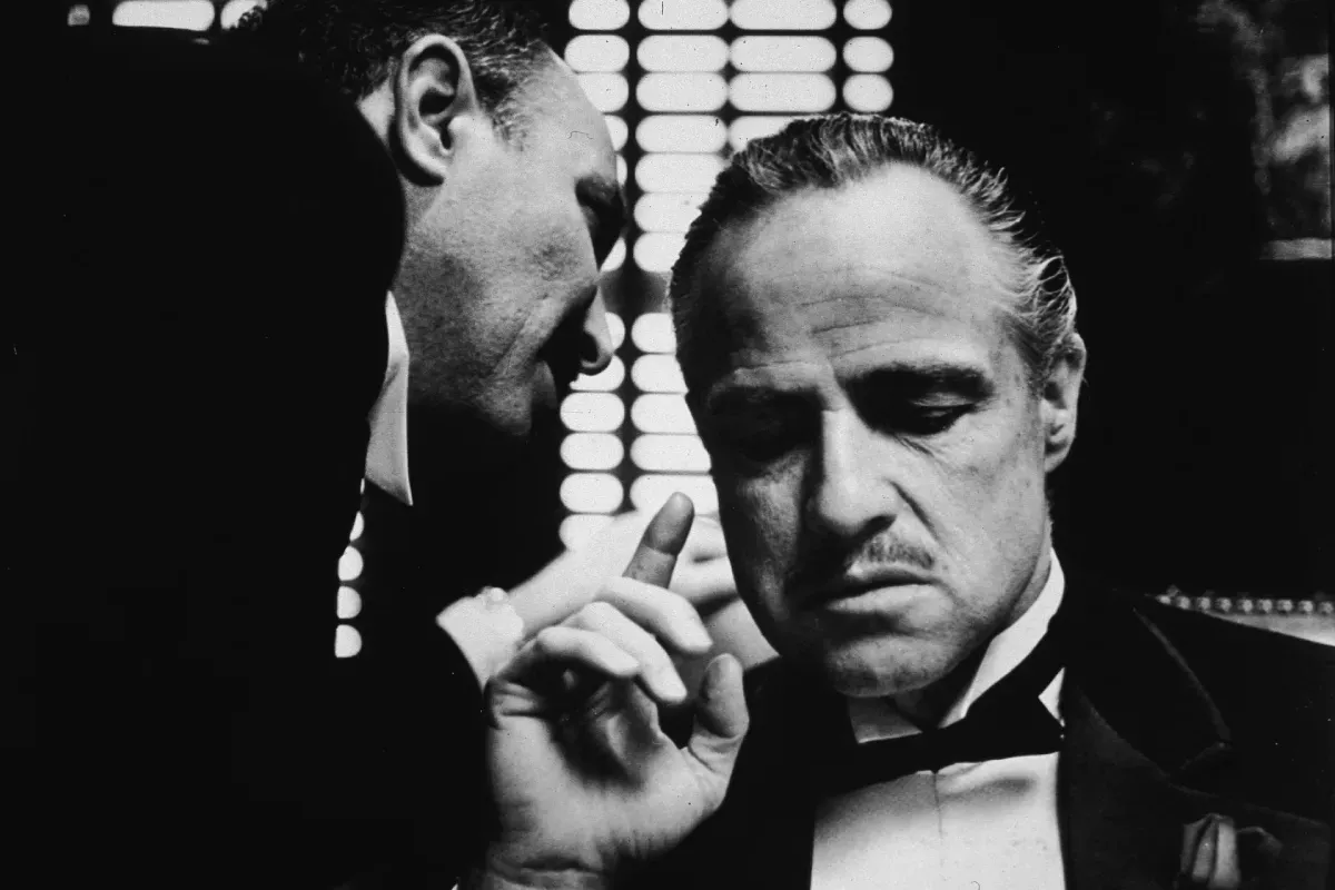Marlon Brando dans le rôle de Don Vito Corleone dans une scène classique du Parrain.